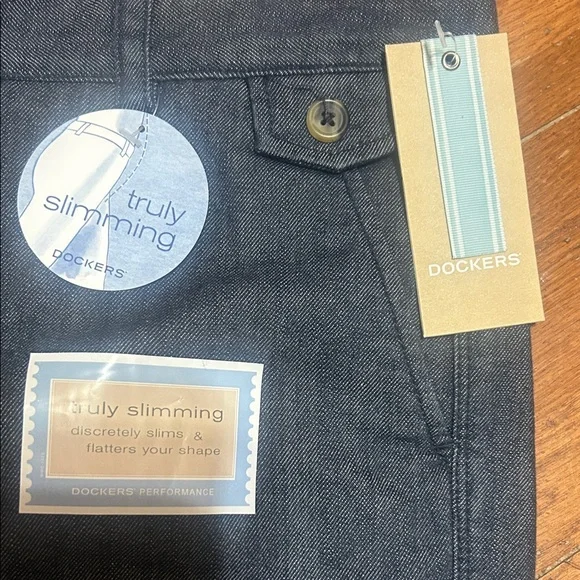 NWT⭐️DOCKERS Bermuda SHORTS Truly Slimming JAELYNN Dark Wash Size 10 - Picture 3 of 13